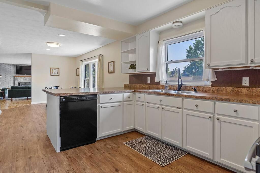 Roomy 5 Bed 3 Bath Fire Place Large Outdoor Space Rapid City Zewnętrze zdjęcie
